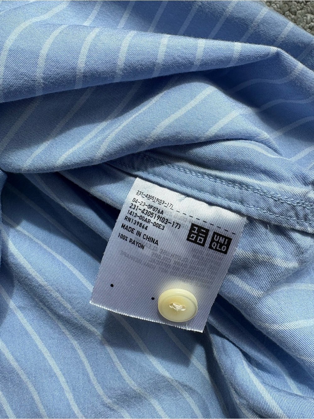 Uniqlo x JW ANDERSON Light Blue Pinstripe Shirt with White Contrast Collar - Picture 4 of 4